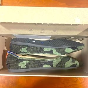 Rothy’s The Point Flat Shoe Size 8 Green Camouflage Print. New in box